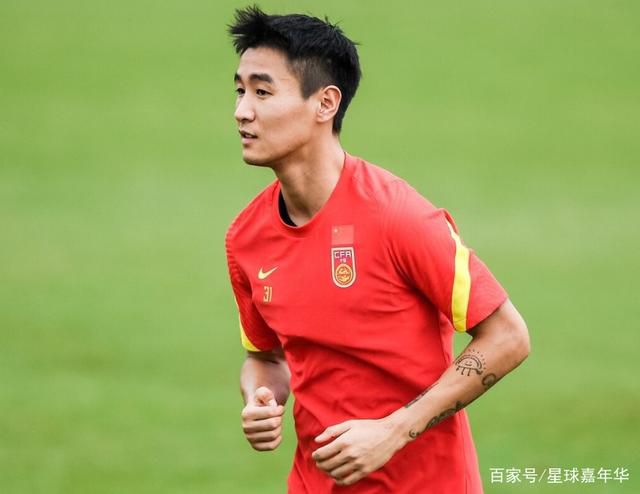 23岁的哈兰德本赛季为曼城出战22场比赛，打进19球并有5次助攻，其中英超前15轮全勤，贡献14球4助攻。